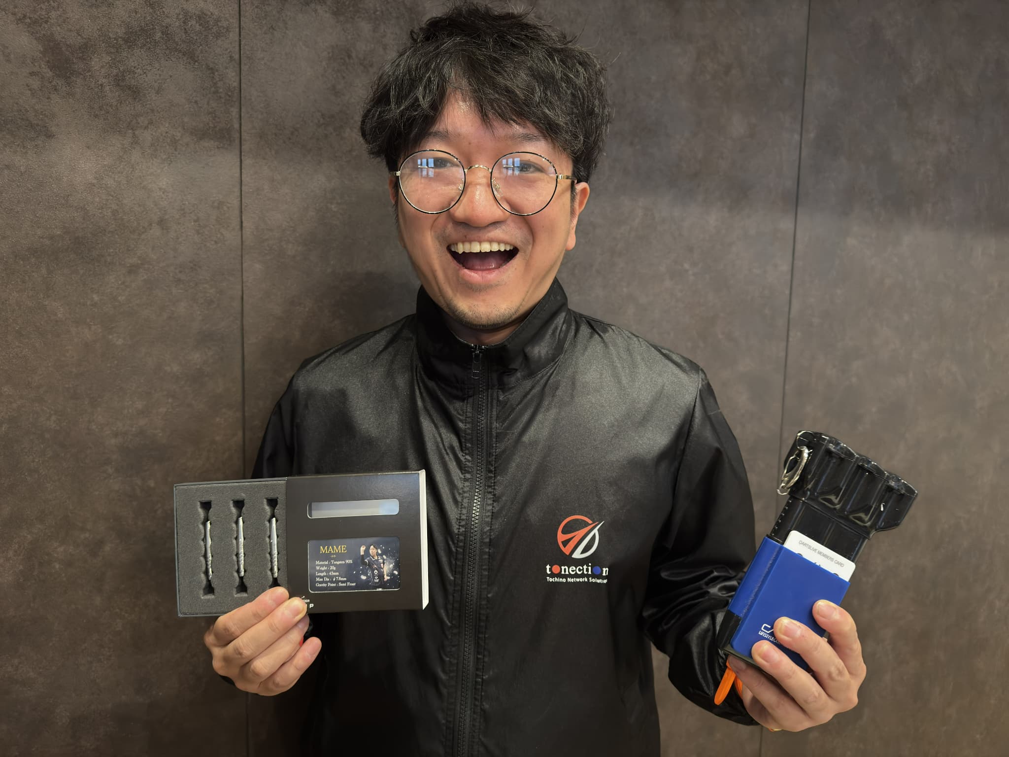 Darts崎山プロ最新ユニフォームお披露目来社