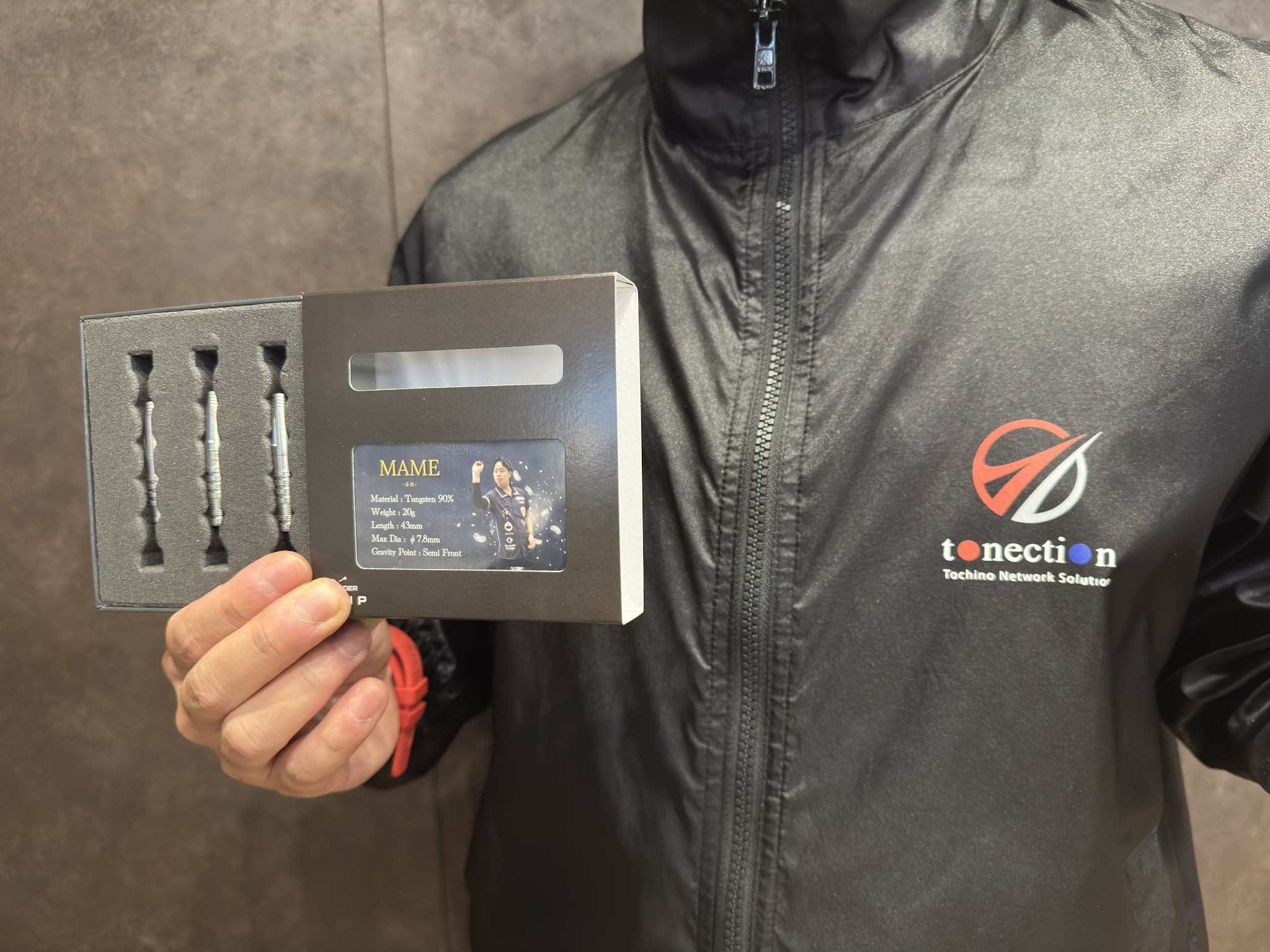 Darts崎山プロ最新ユニフォームお披露目来社