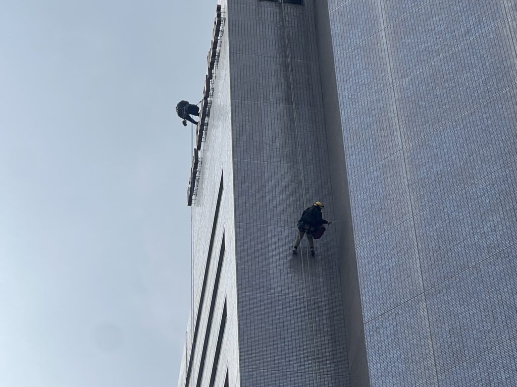 外壁打診調査（ロープ作業）