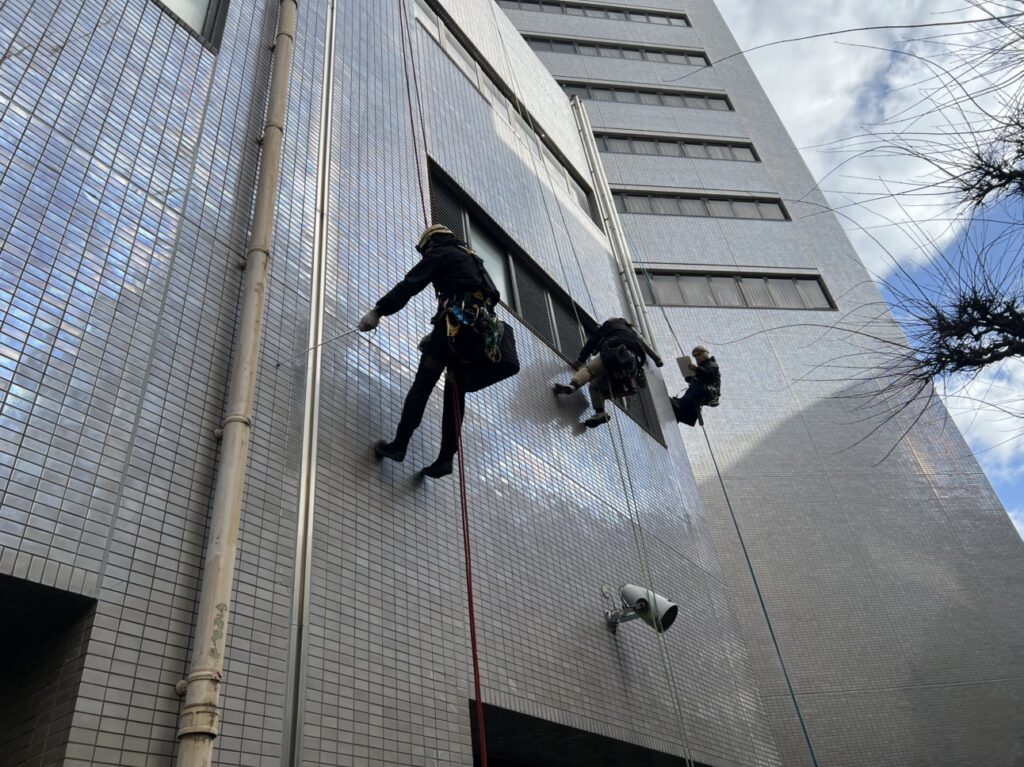 外壁打診調査（ロープ作業）