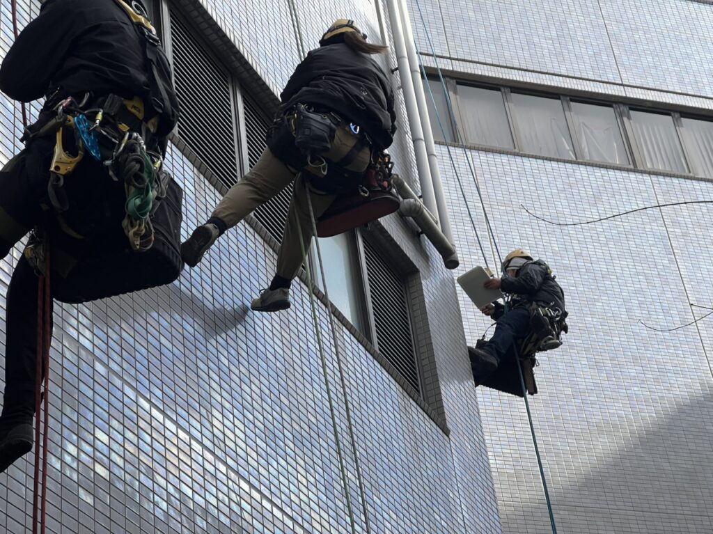 外壁打診調査（ロープ作業）