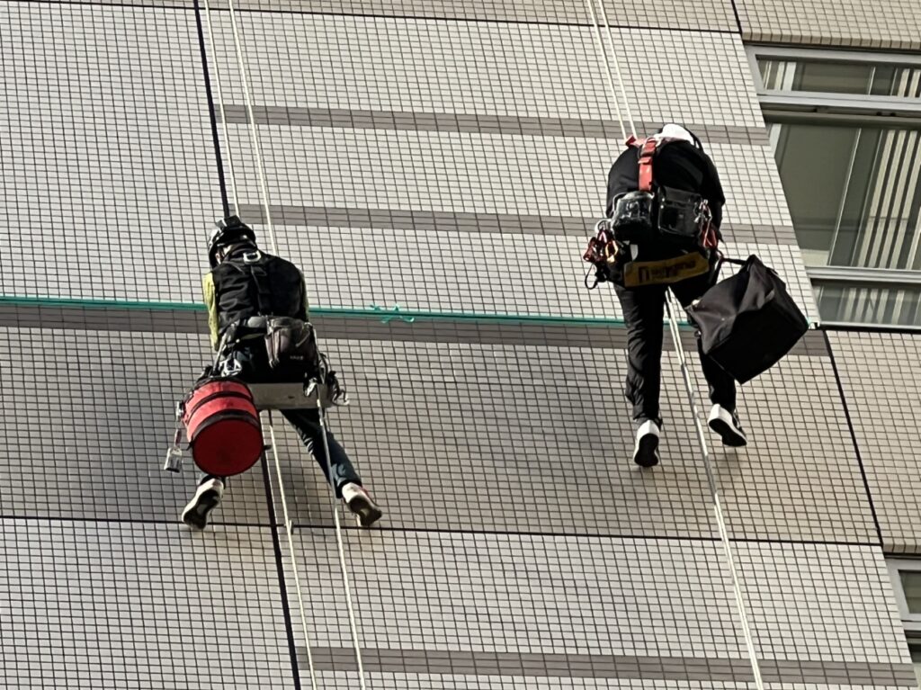 外壁漏水補修シーリング工事（ロープ作業）