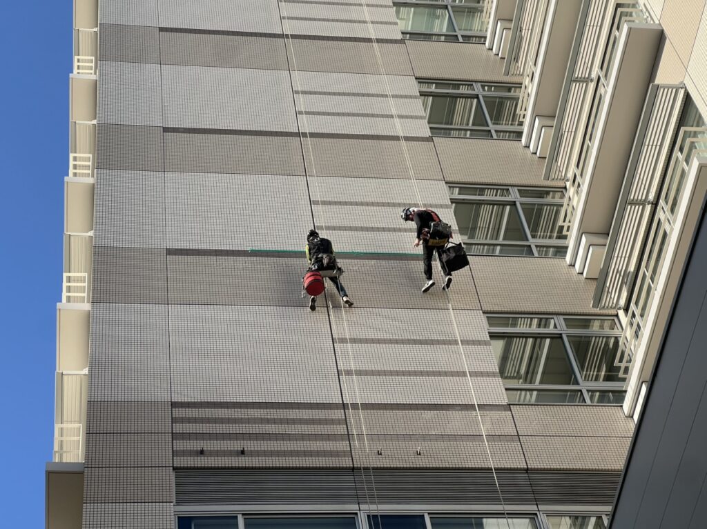 外壁漏水補修シーリング工事（ロープ作業）