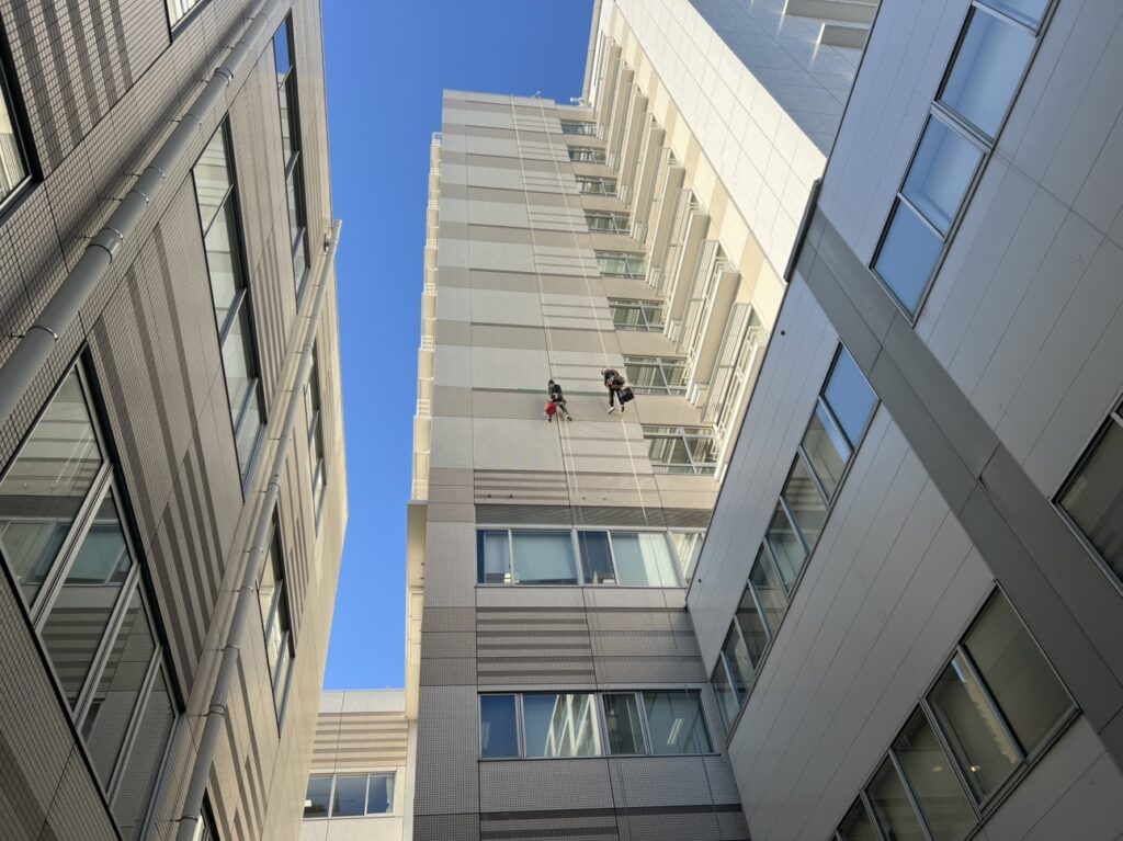 外壁漏水補修シーリング工事（ロープ作業）