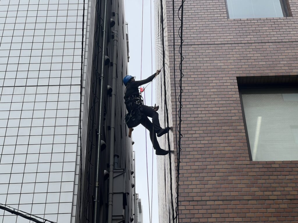 外壁打診調査（高所ロープ作業）