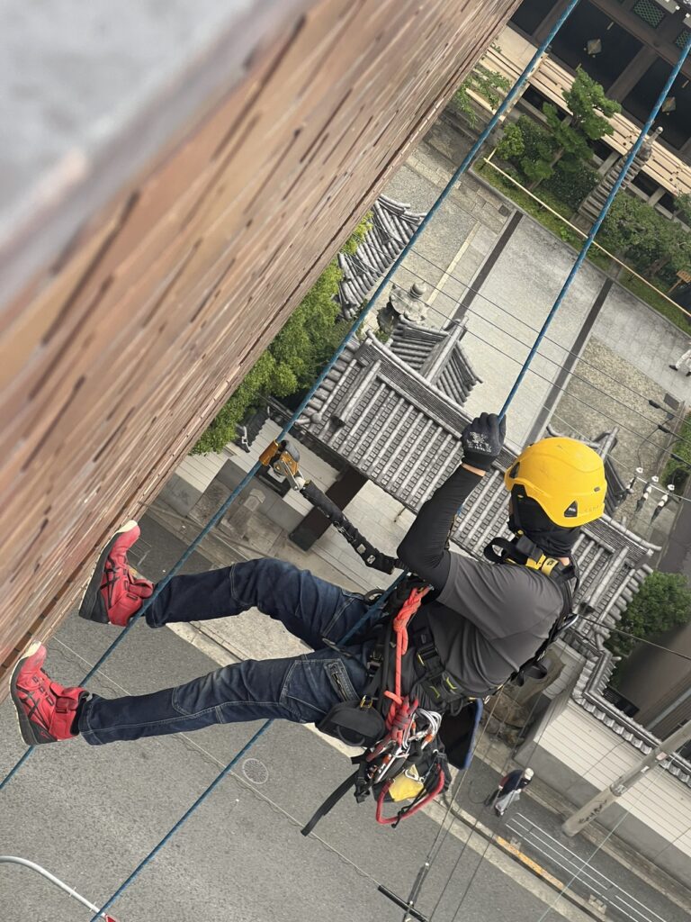 外壁打診調査（高所ロープ作業）