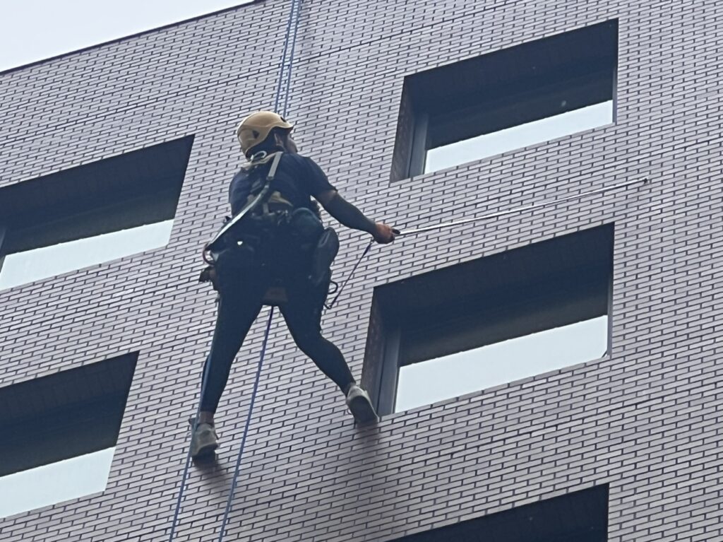 外壁打診調査（高所ロープ作業）