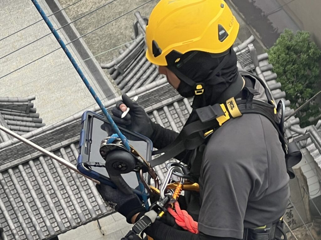外壁打診調査（高所ロープ作業）